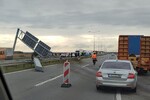 FOTO: Pala metalna konstrukcija na delu auto-puta Beograd – Novi Sad, obustavljen saobraćaj u smeru ka NS