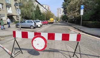 Vlast zadovoljna radovima na popravci kolovoza u NS,  APV: Saobraćajni kolaps zbog neznalačke odluke Gradskog veća