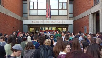 Uz zvuke sirena i ometanje, održan "čas" ispred Filozofskog fakulteta, Dekanica: Ovo je pretužan dan za Univerzitet (FOTO i VIDEO)
