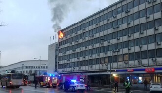 FOTO I VIDEO: Izbio požar na poslednjem spratu zgrade pored Skupštine grada
