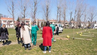 "Gradsko zelenilo" kod vrtića "Veseli vozić" zasadilo 14 stabala