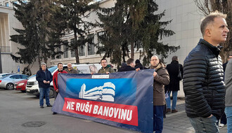Protest kod Banovine: Novi Sad postao centar za pranje para, siromašni će postati još siromašniji (FOTO i VIDEO)