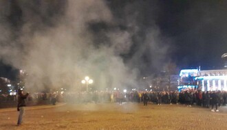 FOTO: Protest u Beogradu završen nakon bacanja suzavaca i dolaska jakih policijskih snaga, ima povređenih i uhapšenih