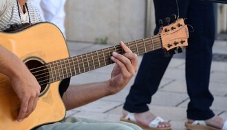 Uličnom sviraču vandali polomili gitaru, "Tate Novosađani" mu kupili novu