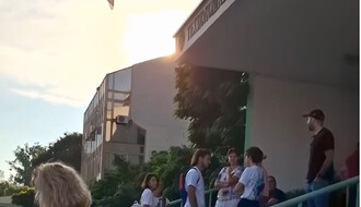 Ispred zgrade Tehnološkog fakulteta studenti i građani, profesora nema