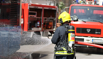 Zapalio kombi u Vrbasu, oštećena još dva vozila