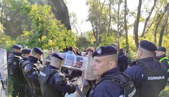 FOTO i VIDEO: Jake policijske snage sa opremom za razbijanje demonstracija stigle na Šodroš