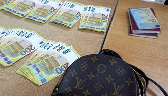 Carinici u ženskoj torbici našli neprijavljenih 50.000 evra