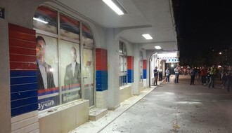 Četvorica Novosađana uhapšena zbog gađanja jajima i brašnom prostorija SNS-a 2. juna