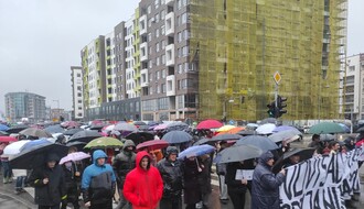 FOTO i VIDEO: Blokada kružnog toka u Novom Sadu, protest završen šetnjom do Mosta slobode