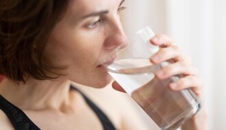 Razlozi zbog kojih je važno piti vodu na prazan stomak