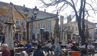 Dobro jutro, Novi Sade, grade punih kafića i praznih pijaca