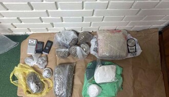 FOTO: U kući u Sremskim Karlovcima policija otkrila marihuanu i amfetamin