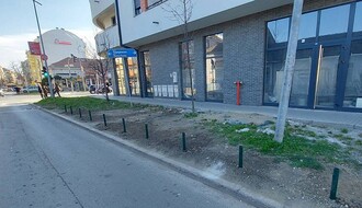 "Zelenilo" nastavilo sa postavljanjem zaštitnih stubića oko uličnih travnjaka