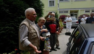 FOTO: Kolege i učenici "Brankovog kola" oduševili portira pred odlazak u penziju