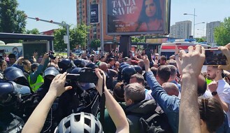 FOTO i VIDEO: U okršaju policije i građana ispred DIF-a povređeno više Novosađana, Žandarmerija evakuisala dekana