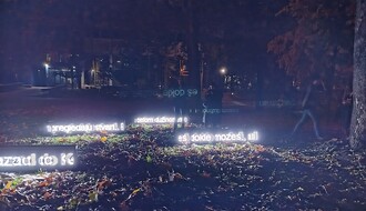 Uništeni led ekrani u Kampusu koji su svedočili o policijskoj brutalnost u noći između 5. i 6. septembra