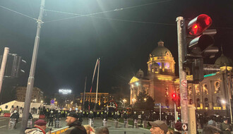 FOTO I VIDEO: Dva skupa ispred Skupštine: Iz Ćacilenda tutnji muzika, građani koji podržavaju Dijanu Hrku negoduju