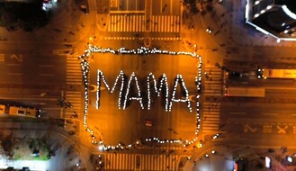 FOTO I VIDEO: Novosađani od Banovine stigli do Lutrije, gde su izveli performans kao podršku Dijani Hrki