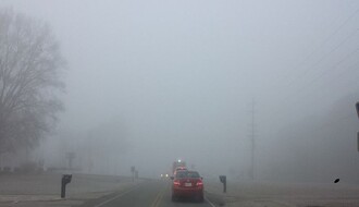 VOZAČI OPREZ! Magla i mokri kolovozi otežavaju vožnju