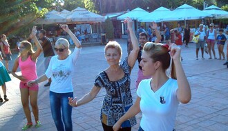 Mame Novosađanke plesale na Štrandu (FOTO)