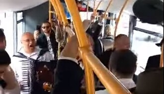 VIDEO: Novosađani krenuli na svadbu autobusom uz pratnju tamburaša