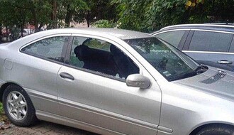 FOTO: Na Satelitu razbijeni prozori na više automobila