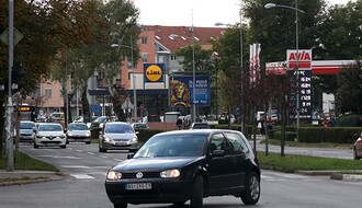 "Audi" udario u banderu u blizini Lidla na Bulevaru Jaše Tomića