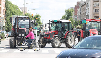 FOTO i VIDEO: Traktori ispred Banovine, blokiran saobraćaj