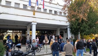 FOTO i VIDEO: Redovi ispred Zavoda za transfuziju, Novosađani se odazvali apelu da daju krv za povređene