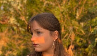 NOVOSAĐANI: Studentkinja Jelena Radić otpevala je uvodni solo pesme "Cveta trešnja u planini" na komemoraciji 1. novembra