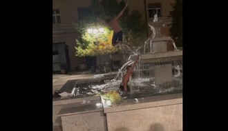 VIDEO: Kupanjac u fontani u Katoličkoj porti