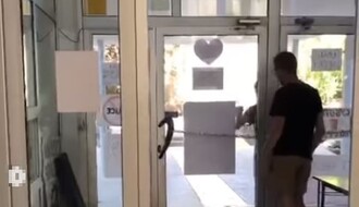 Profesorka kamenom udarala po ulaznim vratima Ekonomskog fakulteta u Subotici (VIDEO)