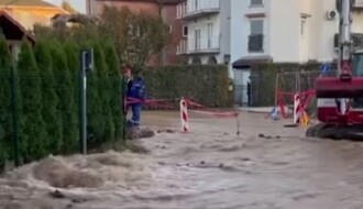 VIDEO: Poplavljeno Tatarsko brdo usled probijanja vodovodne cevi