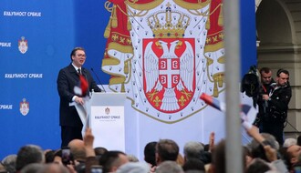 Vučić najavio novo povećanje plata zdravstvenim radnicima i prosvetarima