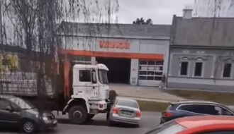 VIDEO: Kamion gurao automobil kod nadvožnjaka u Temerinskoj ulici