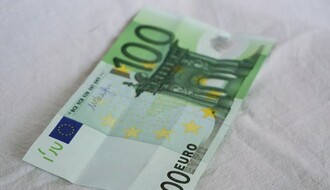 Počela isplata 100 evra za mlade