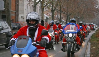 Moto Deda Mrazovi obradovali najmlađe Novosađane FOTO