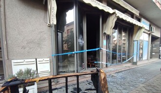 FOTO: Izgoreo kafić na Adamovićevom naselju
