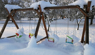 Vanredna situacija u četiri opštine zbog snega, u pojedinim krajevima prekidi u snabdevanju strujom i vodom
