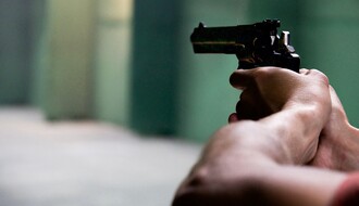 Zapretivši pištoljem oteli kasu sa novcem u jednoj novosadskoj prodavnici