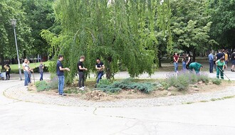 FOTO: Novosadski studenti i "Zelenilo" uređivali zelene površine u Kampusu