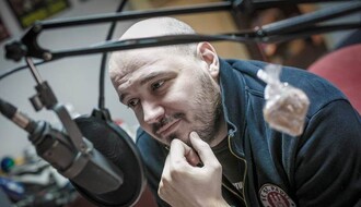 Kod OŠ "Vasa Stajić" napadnut radijski voditelj Daško Milinović