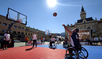 FOTO: Promocija košarke u kolicima na Trgu slobode