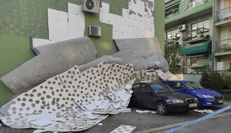 FOTO: Na Grbavici pala fasada i oštetila parkirane automobile