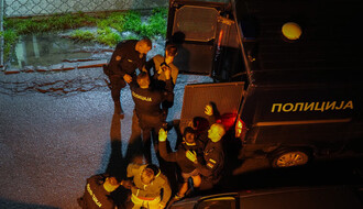 Novosađanin slikao hapšenje: Privedeni zbog posedovanja droge? (FOTO)