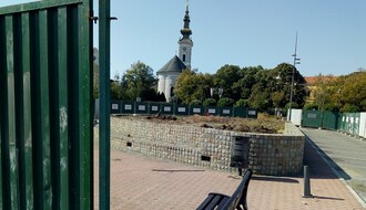 Spomenik kralju Petru u Novom Sadu postavljaju bez neophodnih dozvola