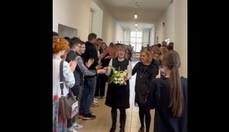 FOTO i VIDEO: Đaci i profesori Isidorine gimnazije aplauzom i cvećem ispratili direktoricu u penziju
