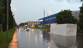 Novosadske ulice pod vodom: Dežurne ekipe na terenu (FOTO)