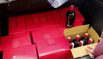 FOTO: Novosadska policija zaplenila 100 litara pelinkovca sa falsifikovanim akciznim markicama